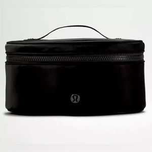 Lululemon Oval Top-Access kit Vol 3.5L in Black